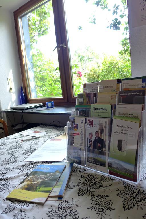 O11- Großzügige Fewo im Künstlerhaus Lichtenfels-Sachsenberg Zimmer foto